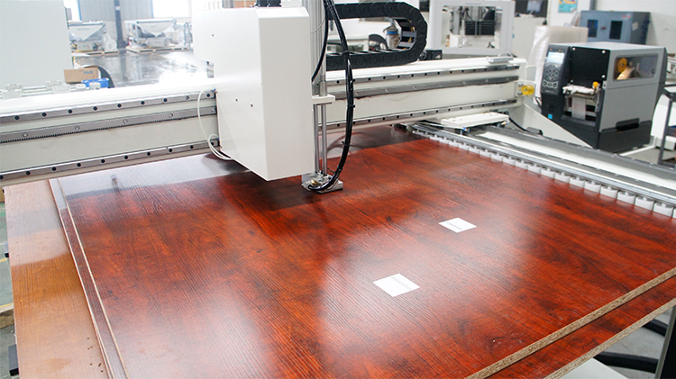 Henan-DAESHIN, atlıkarınca takım magazini ile EXCITECH CNC işleme merkezinin ekipmanını kullanarak, ulusal akıllı üretim pilot projesi olarak ödüllendirilen DASHIN HOME DESIGN FACTORY'yi yarattı.