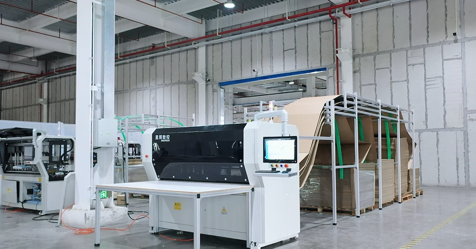 Excitech, mobilya fabrikası karton Ambalaj Endüstrisi için Yüksek Hızlı Karton Makinesini Piyasaya Sürüyor.